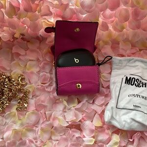 Moschino air pods or beats holder